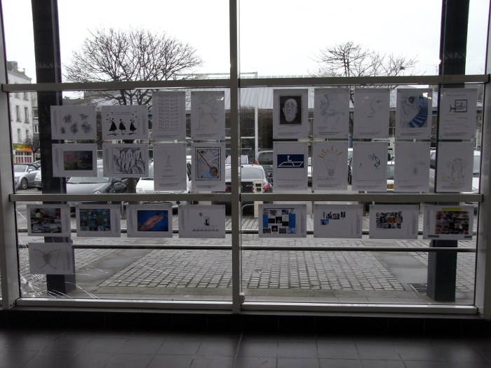 Handuo exposition sur les vitres des dessins copyleft réalisés par les salariés du Chantier Allais